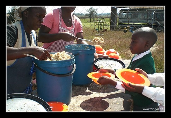 ... buï ta nebo fufu (africká kae z mouky - vìtinou kukuøièné) jsou základem jejich obìdù...